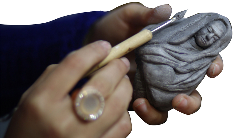 شخوص الشهداء تحولت إلى منحوتات جميلة متناهية الصغر. الإمارات اليوم