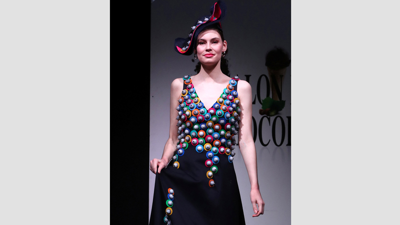 مصممون حاكوا آلافاً من قطع الشوكولاتة على الأثواب.. بينما صُنع بعضها بالكامل من الشوكولاتة.

رويترز