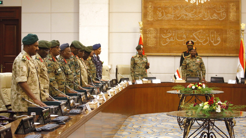 نائب البشير ورئيس الوزراء والولاة المكلفون يؤدون القسم أمس.  أ.ف.ب