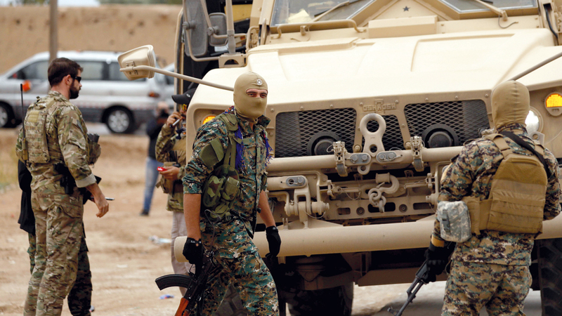 مجموعات من قوات سورية الديمقراطية وجنود أميركيون.  أرشيفية