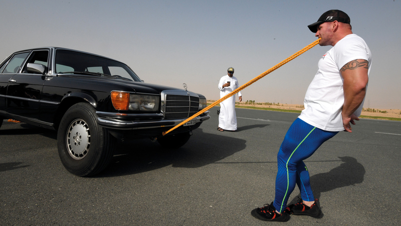 «شمشون أوروبا» يسحب سيارة بأسنانه.  تصوير: أسامة أبوغانم