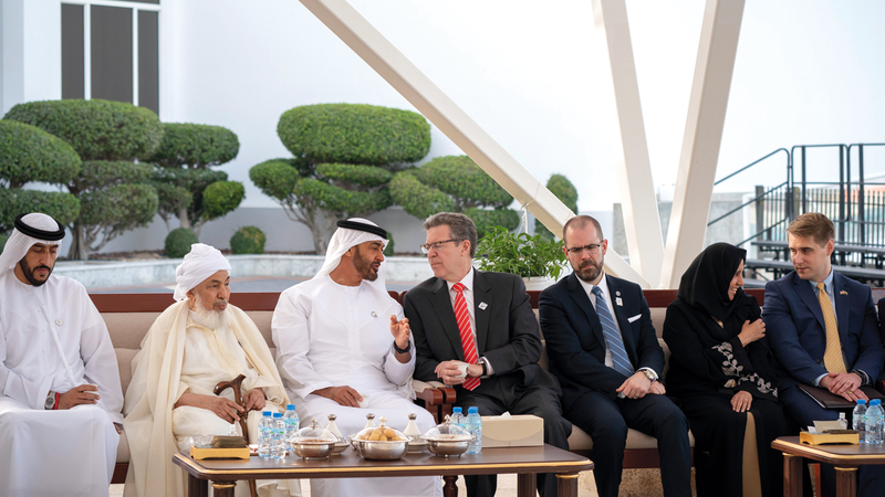 محمد بن زايد خلال استقباله سفير شؤون حرية الأديان في الولايات المتحدة الأميركية. من المصدر