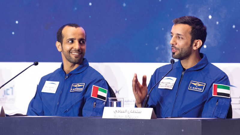 أول رائدَي فضاء إماراتيين سلطان النيادي (يمين) وهزاع المنصوري (يسار). تصوير: أحمد عرديتي