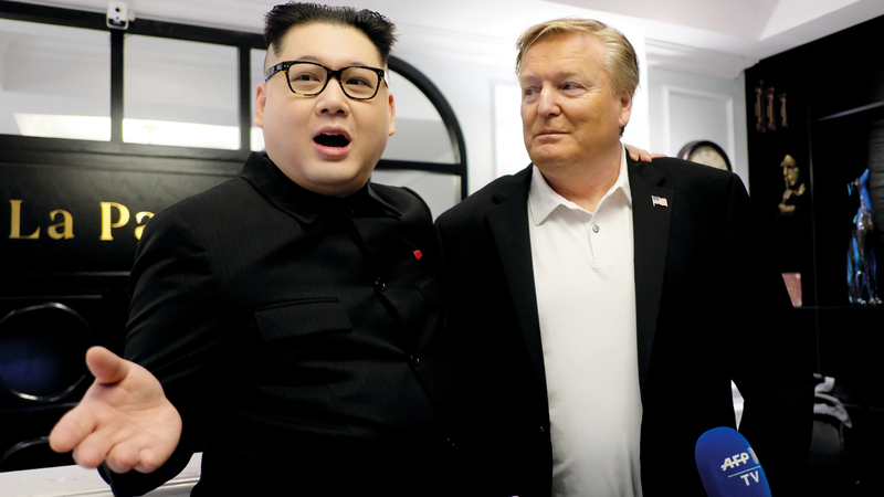 شبيه كيم قبل ترحيله وبرفقته شبيه ترامب. إي.بي.إيه