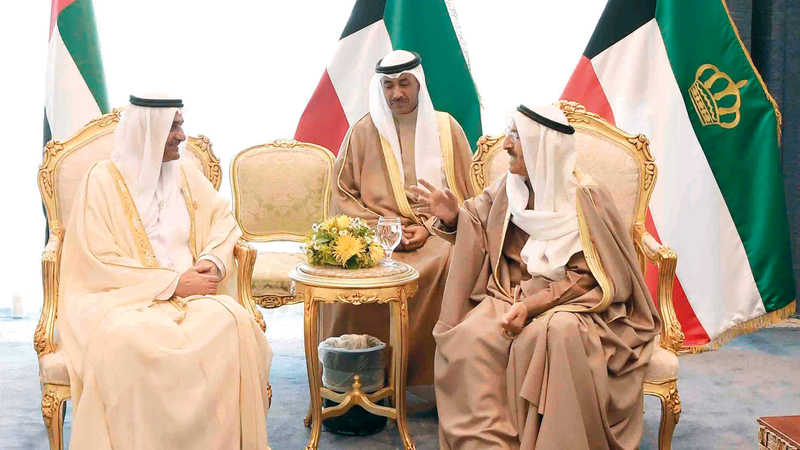 حمد بن محمد الشرقي خلال لقائه مع أمير دولة الكويت. وام