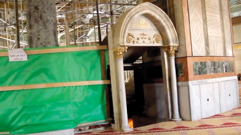 مدخل مغارة الأرواح أسفل الصخرة المشرفة.