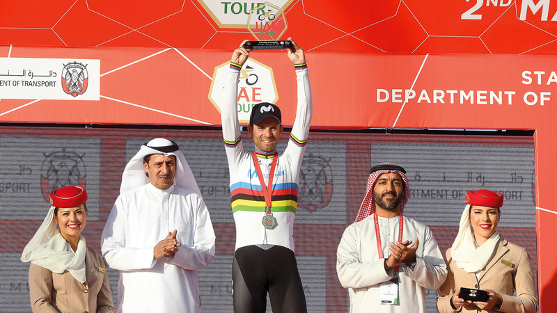 من تتويج الإسباني فالفيردي في ختام المرحلة الثالثة أمس. تصوير: إريك أرازاس