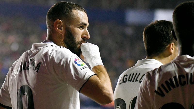 مهاجم ريال مدريد الفرنسي كريم بنزيمة يحتفل بهدفه في ليفانتي.  أ.ف.ب