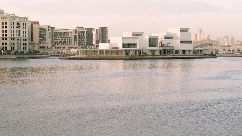 انعكاساً لموقع المركز على خور دبي اختارت ناديا أن يكون موضوعها المبادرات التي تتعامل مع أزمات المياه. من المصدر