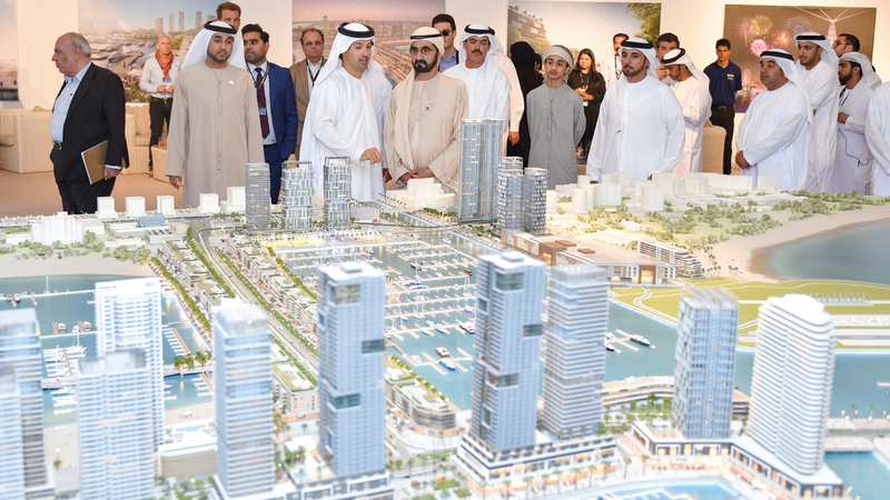 محمد بن راشد اطلع خلال الجولة على مجسّم ضخم للموقع الجديد لمعرض دبي العالمي للقوارب. وام