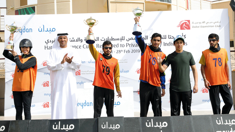 الفرسان الأبطال يحتفلون بالانتصار على منصة التتويج. من المصدر