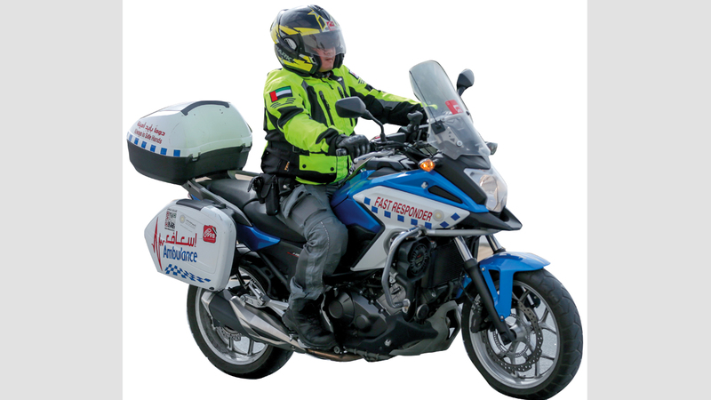 «إسعاف دبي» تستخدم الدراجات النارية لتتجاوز الزحام. من المصدر