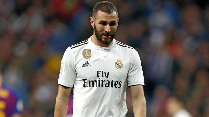 بنزيمة عاد إلى دوامة الفرص الضائعة.  أ.ب