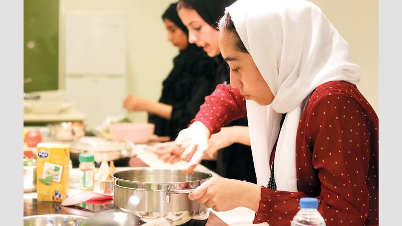 «شيف سجايا» يُعنى بتعليم المنتسبات أهم خيارات الطبخ وأساليبه المتنوّعة.  من المصدر