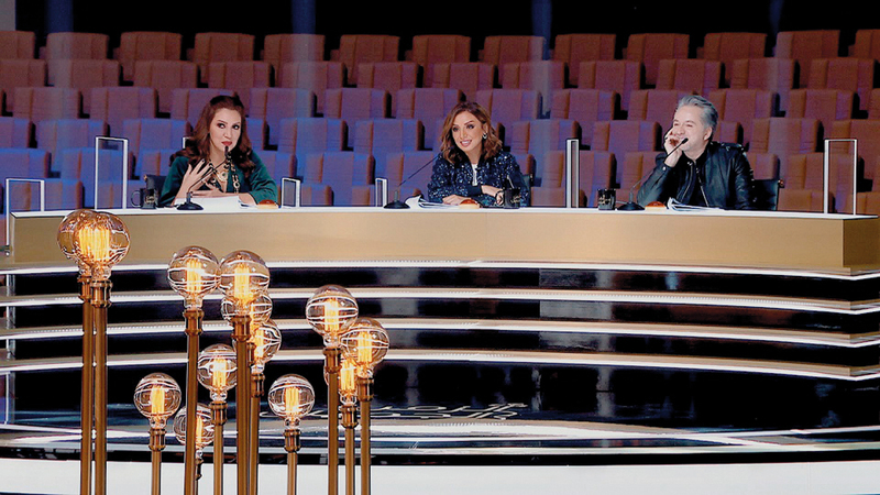 أنغام تتوسط أسما لمنور وخوري. من المصدر