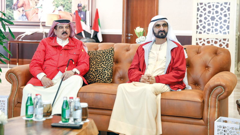محمد بن راشد خلال لقائه ملك البحرين. وام