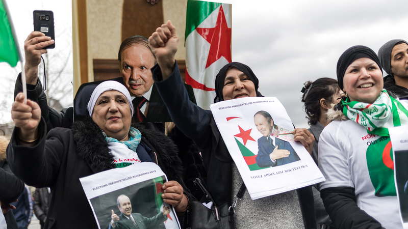 مؤيدون لبوتفليقة يحتشدون في باريس دعماً لولايته الخامسة. إي.بي.إيه