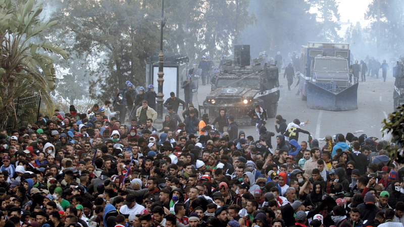 جانب من الاشتباكات بين المتظاهرين والشرطة الجزائرية أول من أمس. أسوشيتد برس