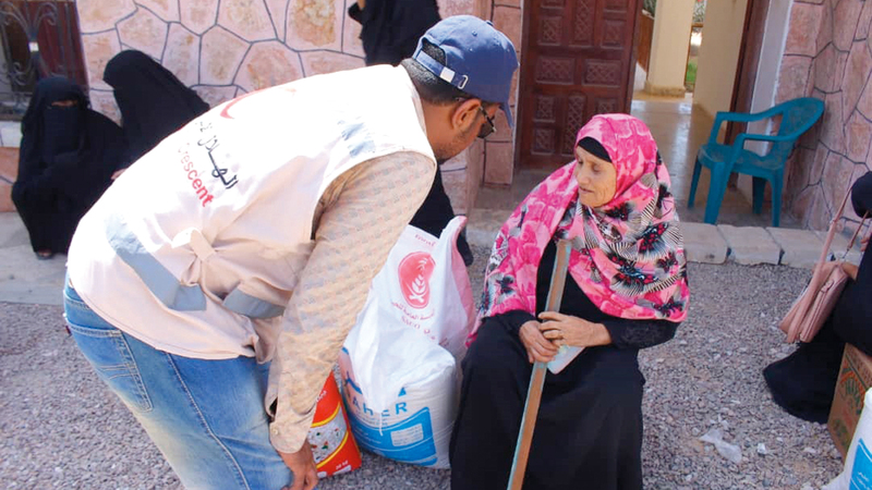 «الهلال» وزّع 160 طن أغذية على أهالي حجر والمضاربة بحضرموت ولحج. وام
