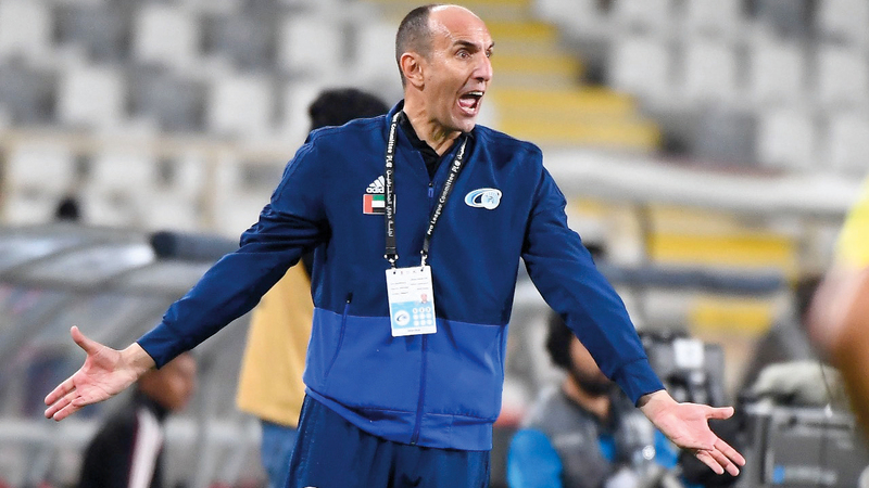 مدرب بني ياس، الكرواتي كرونسلاف غوريتش، في حالة عضب لخسارة فريقه أمام الوحدة. تصوير: إريك أرازاس