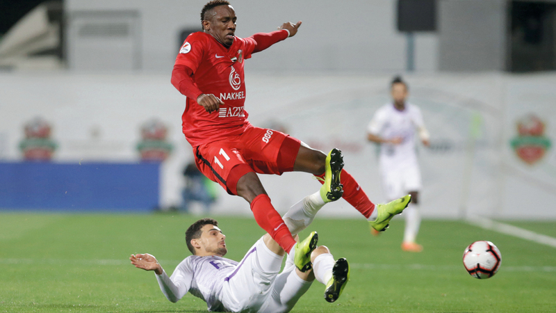 مهاجم شباب الأهلي أحمد خليل عاد للتألق من جديد، وسجل في مرمى العين، رغم الرقابة القوية التي تعرّض لها. تصوير: مصطفى قاسمي