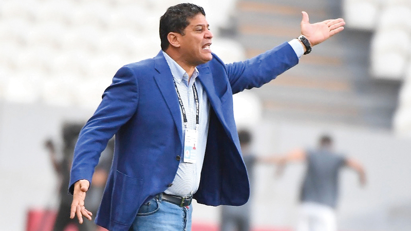 مدرب عجمان أيمن الرمادي بدا منفعلاً في مباراة فريقه أمام الجزيرة، ولم ينجح في مجاراة رغبة «فخر أبوظبي» في الفوز. تصوير: إريك أرازاس