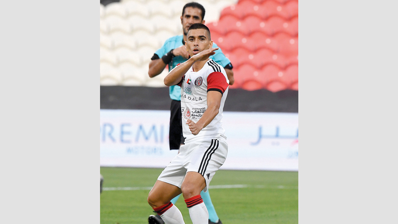 لاعب الجزيرة ليوناردو احتفل بطريقته الخاصة بهدفه في مرمى عجمان. تصوير: إريك أرازاس