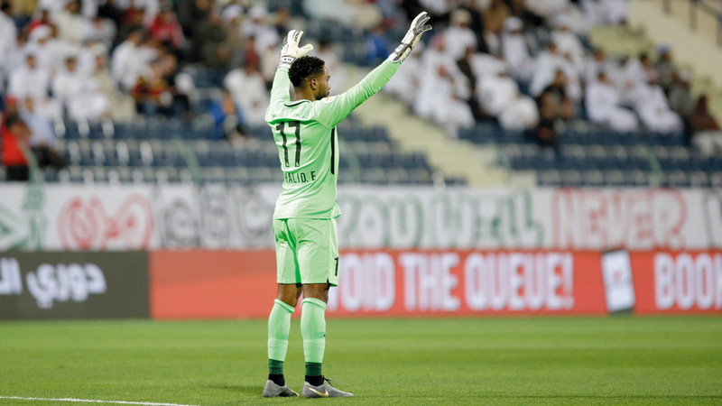 حارس العين خالد عيسى يوجه زملاءه في مواجهة شباب الأهلي. تصوير: مصطفى قاسمي