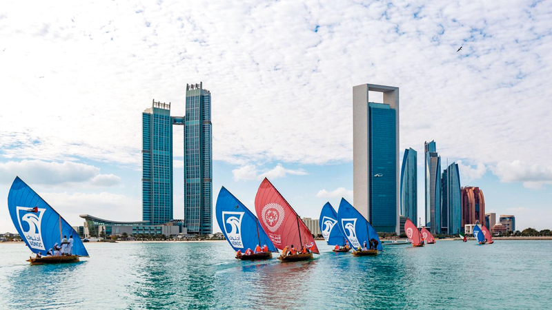 «شعلة الأمل» وصلت إلى نادي أبوظبي للرياضات الشراعية واليخوت في موكب مكون من 12 قارباً. من المصدر