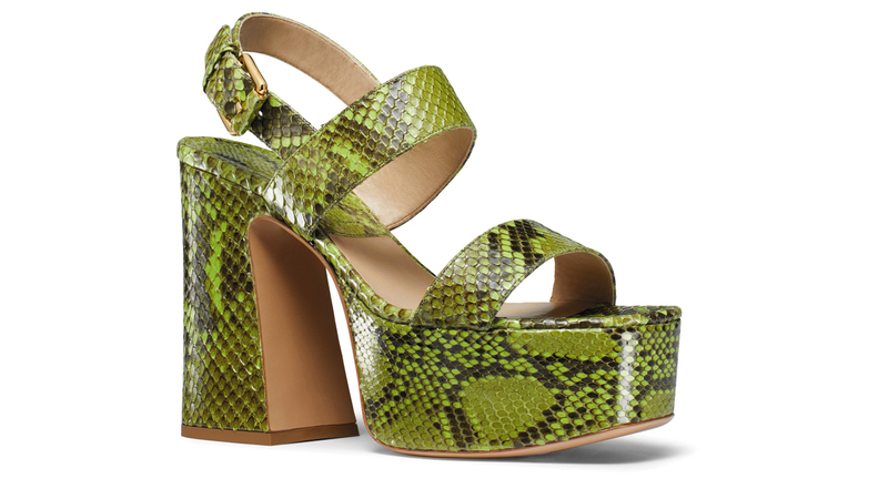 تتسم موضة الأحذية النسائية هذا الموسم بالخفة والشفافية. د.ب.أ