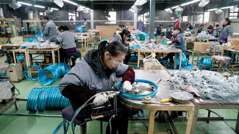 تعاني شنغهاي نقصاً في الأيدي العاملة لأن معظم سكانها  من المسنين. رويترز