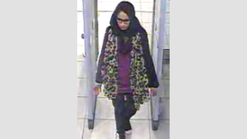 صورة لشميمة تعود إلى 17 فبراير 2015 وهي تعبر خط الأمن في مطار غيتويك بلندن للسفر إلى سورية والانضمام لـ «داعش». أ.ف.ب