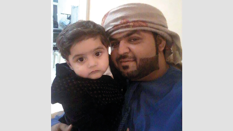 «مشتاق» يحتضن «مطر». من المصدر