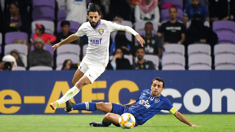 بندر الأحبابي يتخطى لاعب الهلال الشلهوب.  تصوير: إريك أرازاس