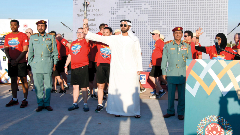 محمد بن سعود خلال استقباله شعلة الأمل. من المصدر