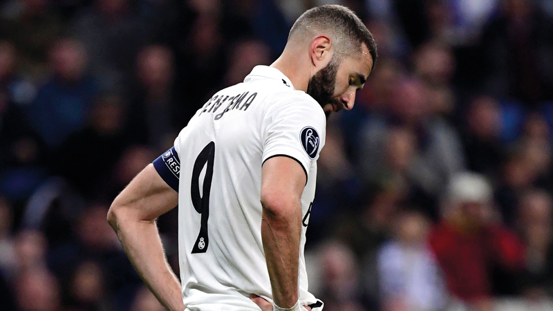 الإحباط يسيطر على بنزيمة.  أ.ف.ب