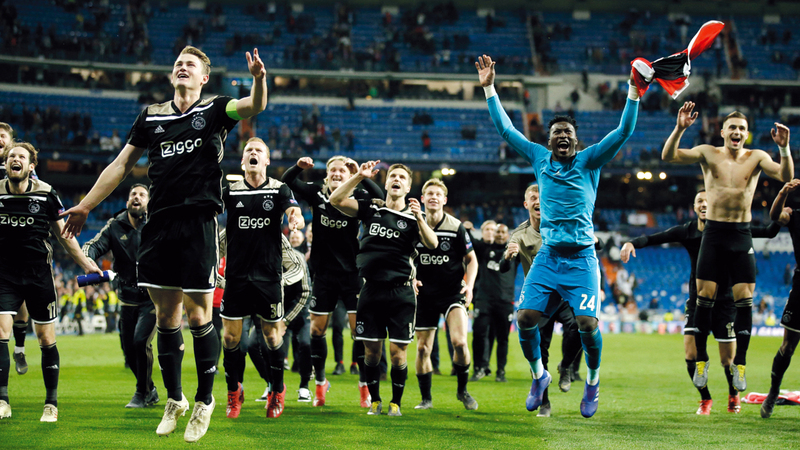 احتفالات صاخبة أول من أمس للاعبي أياكس بعد الفوز التاريخي على الريال. أ.ب