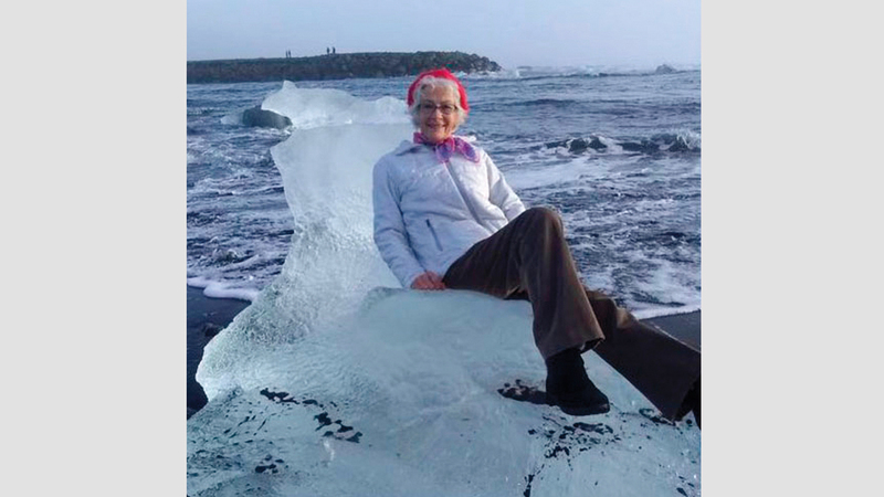 الجدة كادت تسقط في المياه الباردة. أرشيفية