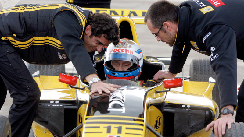 بوتين محشوراً داخل سيارة رياضية.  من المصدر