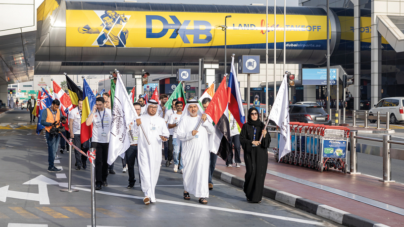 100 موظف شاركوا في مسيرة مطارات دبي. من المصدر