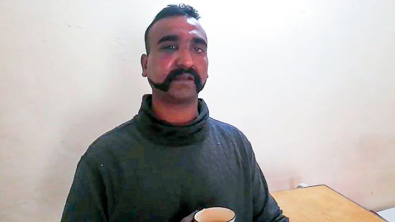 الطيار الهندي الذي أسرته باكستان بعد إسقاط طائرته.  أ.ف.ب