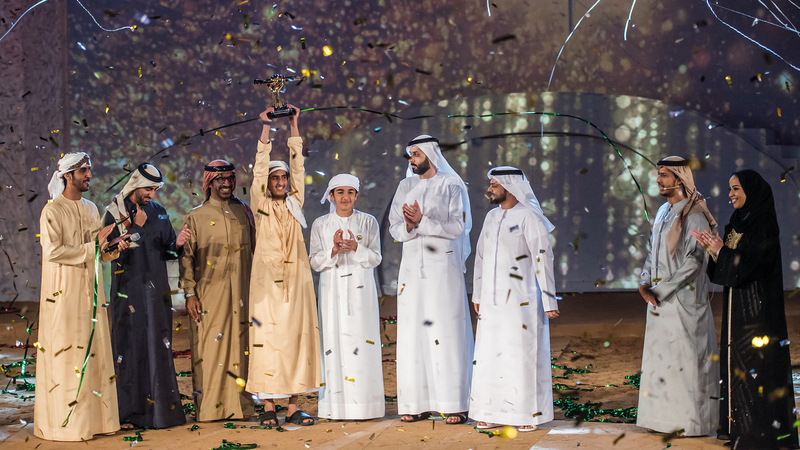 محمد بن راشد بن محمد بن راشد  آل مكتوم سلّم السماحي كأس البطولة في أجواء احتفالية. من المصدر