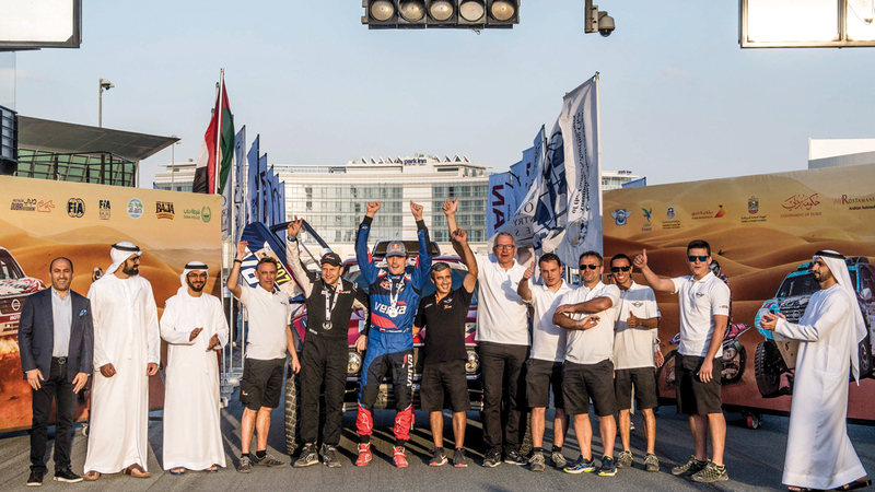 من تتويج الفائزين في مسابقة السيارات. من المصدر