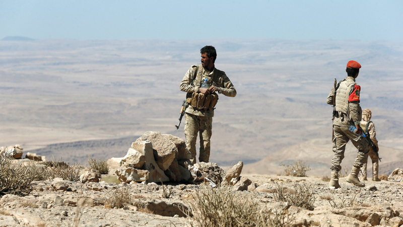 جنود يمنيون في منطقة نهم القريبة من صنعاء.     رويترز