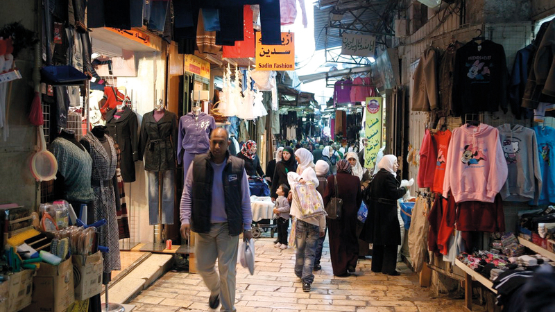 تجار في القدس يأملون في إعادة  شرايين الحياة إلى محالهم  التجارية. الإمارات اليوم