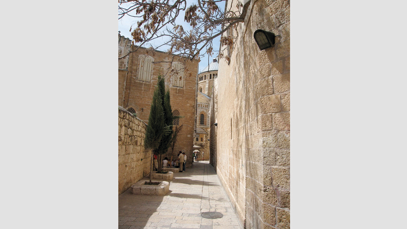 كنيسة نياحة العذراء «دور ميثيون» في البلدة القديمة.  الإمارات اليوم