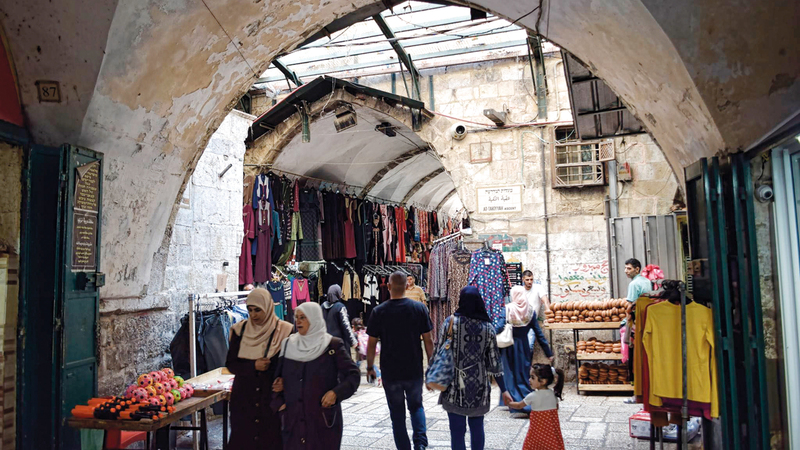 شارع باب المجلس في «طريق الواد» أحد معالم  الحي الإسلامي في البلدة القديمة.  الإمارات اليوم