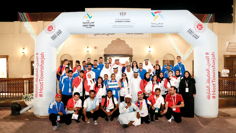 طارق بن خادم يتوسط لاعبي الأولمبياد الخاص. من المصدر