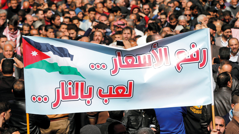 الاحتجاجات على تردي الأوضاع الاقتصادية تشكل ضغطاً على الحكومة الأردنية.  رويترز