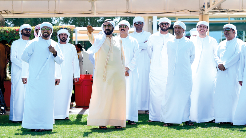 محمد بن راشد خلال متابعته سباق الإسطبلات الخاصة. تصوير: باتريك كاستيلو